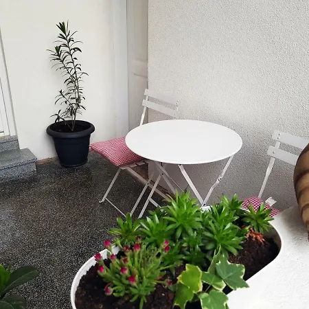 Stern, Apartman 1 *
